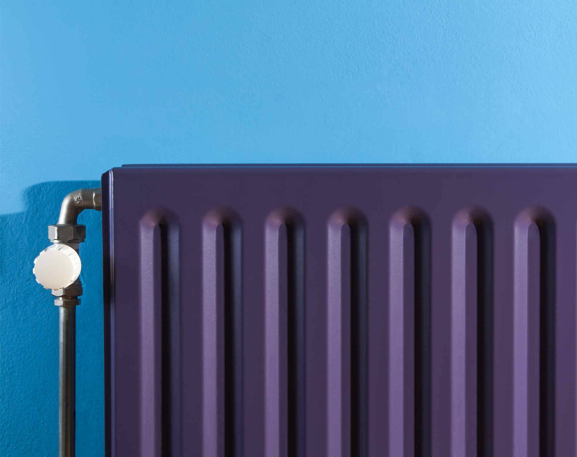 Peinture radiateur violette par Le Terrier Blanc